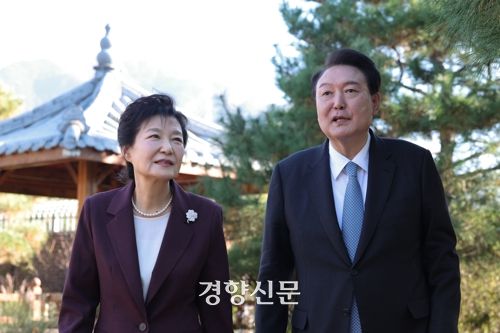 윤석열 대통령이 지난해 11월7일 대구 달성군 박근혜 전 대통령의 사저를 방문, 박 전 대통령과 산책하며 이야기를 나누고 있다. 대통령실 제공