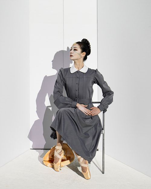 발레 <인어공주>의 한 장면. 왕자의 사랑을 받지 못한 인어공주는 정신병원에라도 갇힌 듯 하얀 벽을 거칠게 두드려댄다. 국립발레단 제공