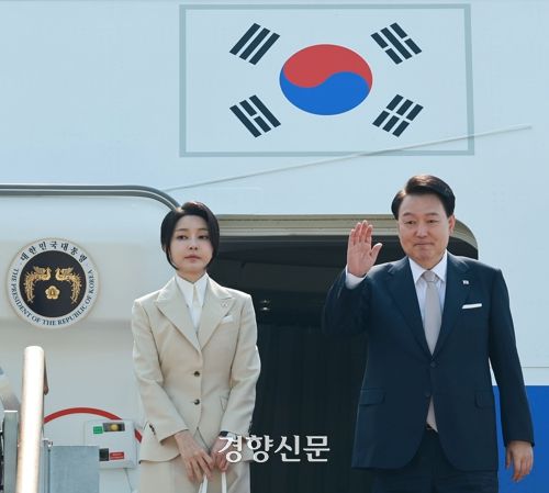 윤석열 대통령과 부인 김건희 여사가 6월10일 경기 성남 서울공항에서 투르크메니스탄, 우즈베키스탄, 카자흐스탄 등 중앙아시아 3개국 방문차 출국하며 전용기인 공군 1호기에 올라 인사하고 있다. 연합뉴스