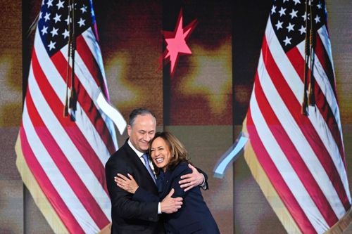 카멀라 해리스 부통령이 22일(현지시간) 민주당 전당대회 대선 후보 수락 연설을 마친 뒤 남편 더그 엠호프와 포옹하고 있다. AFP연합뉴스