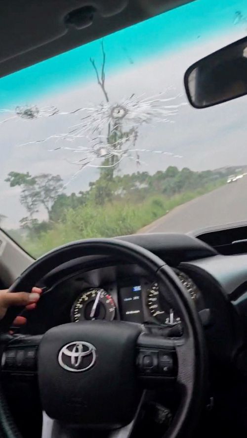 2024년 10월 27일에 공개된 동영상에서 입수한 이 화면 캡처에는 에보 모랄레스 전 볼리비아 대통령이 탄 차량이 총에 맞은 후 앞유리가 보인다. 연합뉴스