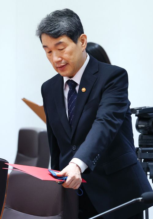 이주호 사회부총리 겸 교육부 장관이 지난 29일 서울 용산 대통령실 청사에서 열린 국무회의에 참석하고 있다. | 연합뉴스