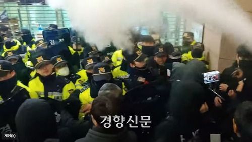 경찰관에 소화기 난사하는 지지자들 [유튜브 ‘락TV’ 캡처.