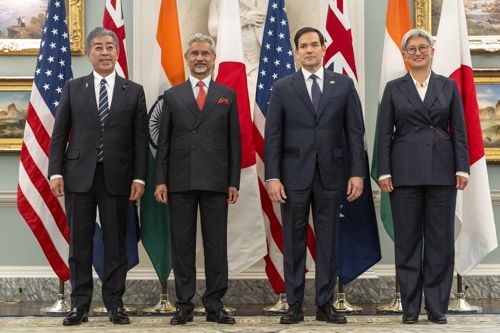 21일(현지시간) 국무부 청사에서 쿼드 4개국 외교장관들이 회담에 앞서 사진 촬영을 하고 있다. 왼쪽부터 다케시 이와야 일본 외무상, 수브라마니암 자이샨캬르 인도 외교장관, 마코 루비오 미국 국무장관, 페니 웡 호주 외교장관. AP연합뉴스