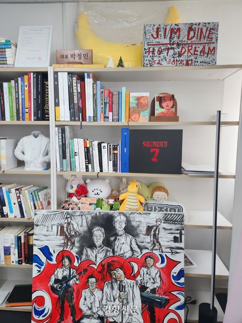 무제 사무실 한 쪽에 놓인 책장 가장 위 선반에 ‘대표 박정민’이라 적힌 명패가 놓여있다. 고희진 기자