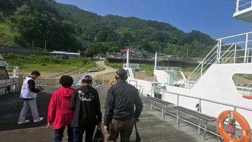 ‘육지속의 섬’ 마을로 불리는 강원 화천군 파로호 인근 동촌1리 주민들이 3일 오전 투표소로 향하고 있다. 연합뉴스