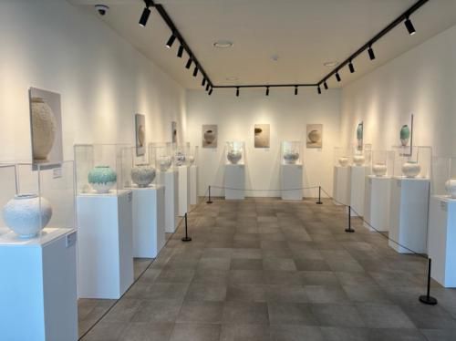 별빛미술관 ‘Beyond Perfection: 달항아리, 완전함 너머’ 전시 전경