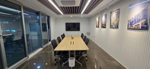㈜윈체의 창호자재가 적용된 건축물 -프리미엄회의실 내부
