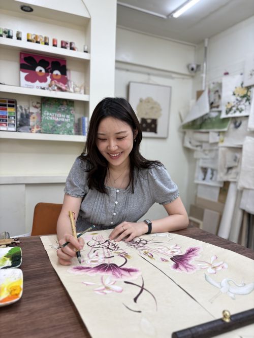 연화도를 그리고 있는 민화작가 김미연씨. 장회정 기자