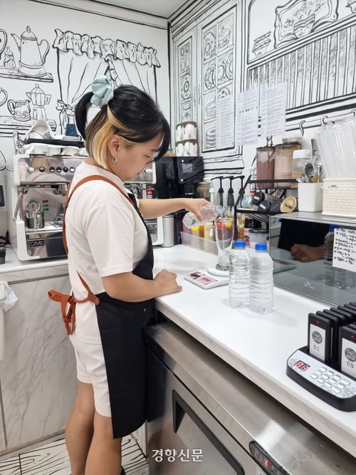 강릉시가 극심한 가뭄으로 제한급수를 실시 중인 지난 8월 25일 홍제동의 한 카페에서 생수로 커피를 제조하고 있다. 이호준 기자