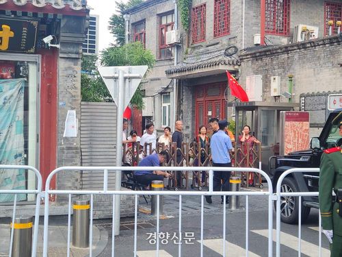 3일 중국 전승절 80주년 열병식이 열린 톈안먼 광장 인근 첸먼 후통 골목이 막혀 있다. 주민들이 울타리가 쳐진 골목 어귀에 나와 톈안먼 쪽을 바라보고 있다. 베이징｜박은하 특파원