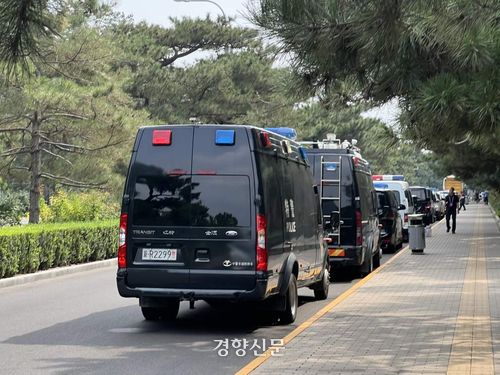 2일 댜오위타이 국빈관 인근에 경찰차량이 집결해 있다. 베이징｜박은하 특파원