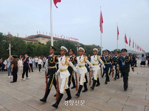 3일 중국 전승절 80주년 열병식 전 톈안먼 광장에서 의장대가 예행연습을 하고 있다. 베이징｜박은하 특파원