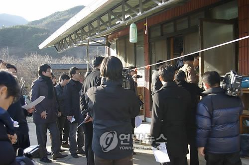 청산가리 막걸리 사건의 가해자로 지목된 백씨 부녀가 2009년 12월 당시 상황을 재연하는 모습. 연합뉴스