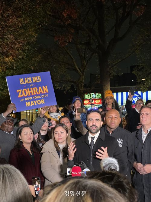 조란 맘다니 미국 뉴욕시장 민주당 후보가 3일(현지시간) 퀸즈에서 마지막 유세 연설을 하고 있다.  뉴욕 | 정유진 특파원