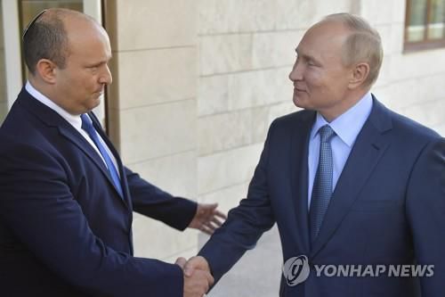 2021년 10월 러시아 소치에서 푸틴 러시아 대통령을 만나던 베네트(좌) 이스라엘 당시 총리. 연합뉴스