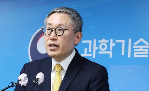 누리호에 실려 궤도 오른 차세대소형위성 2호와 7차례 교신 - 조선학 과학기술정보통신부 거대공공연구정책관이 26일 오전 세종시 정부세종청사에서 누리호(KSLV-Ⅱ)에 실려 궤도에 오른 차세대소형위성 2호와의 교신 결과를 발표하고 있다.   과학기술정보통신부 제공