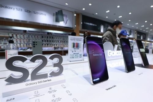 삼성전자는 6일 스마트폰 갤럭시 S23 시리즈가 유럽과 인도, 중남미 등 글로벌 시장에서 전작 대비 1.5~1.7배의 판매율을 기록하고 있다고 밝혔다. 사진은 서울 삼성전자 서초사옥 내 딜라이트샵에 진열된 갤럭시 S23 시리즈 제품.  연합뉴스