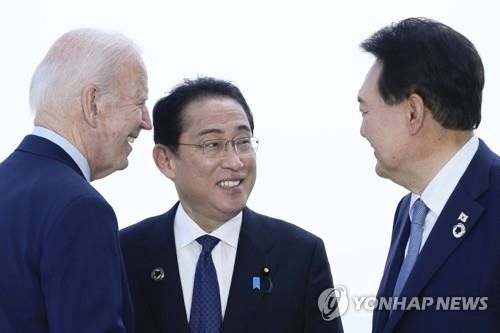 G7 정상회의 참관국 자격으로 일본을 방문 중인 윤석열 대통령이 21일 한미일 정상회담에 앞서 조 바이든 미국 대통령, 기시다 후미오 일본 총리와 환담하고 있다. 2023.5.21 AP연합뉴스