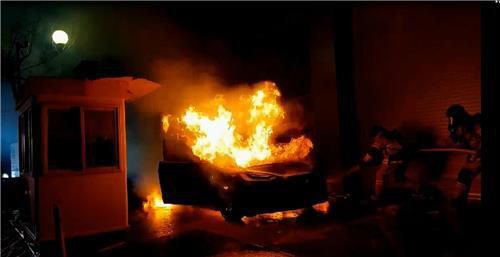 지난 1월 7일 오후 서울 성동구 테슬라 서비스센터에서 소방대원이 테슬라 차량에 난 불을 끄고 있다. 소방당국에 따르면 차량 주인은 수리를 위해 서비스센터에 차를 세워뒀는데 갑자기 불이 나 119에 신고했다고 말했다. 성동소방서 제공