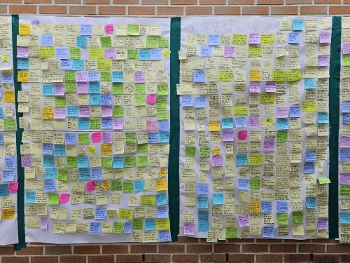 서울 양천구 소재 초등학교 앞에 마련된 숨진 교사 A씨의 추모공간에 붙어 있는 추모 메시지가 적힌 포스트잇. 강동용 기자