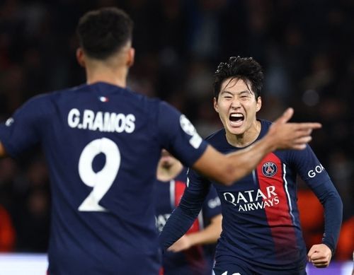 파리 생제르맹의 이강인이 26일 AC밀란과의 챔피언스리그 조별리그 3차전에서 데뷔골을 넣은 뒤 기뻐하고 있다. 파리 로이터 연합뉴스