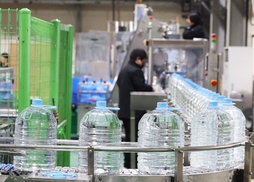 (안산=연합뉴스) 홍기원 기자 = 6일 경기도 안산시 단원구 금성이엔씨에서 요소수가 생산되고 있다. 정부는 중국이 수출을 중단한 산업용 요소의 국내 재고가 충분하고, 베트남 등 다른 국가에서 수입도 정상적으로 진행되고 있다면서 불필요한 요소수 사재기를 자제해줄 것을 당부했다.