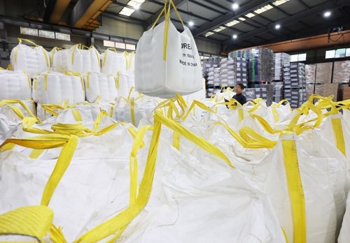 (안산=연합뉴스) 홍기원 기자 = 6일 경기도 안산시 단원구 금성이엔씨에 직원이 요소수 생산에 사용할 요소를 옮기고 있다.