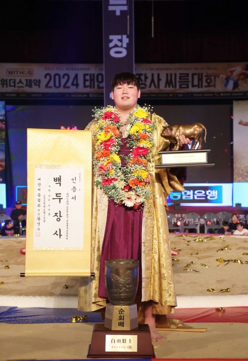 2024 태안설날장사씨름대회 백두장사 결정전에서 김민재를 무너뜨리고 우승한 최성민. 대한씨름협회 제공