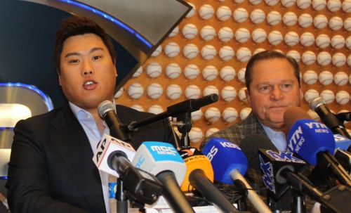 LA다저스 입단 당시인 2012년 11월 류현진(왼쪽)과 스캇 보라스 - 연합뉴스