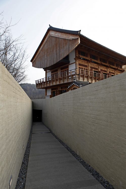 ‘2022년 청주시 아름다운 건축물’ 최우수상을 받은 양림(養林)&카페 후마니타스의 입구.