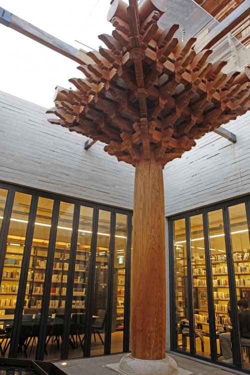 인문 아카이브 양림(養林)&카페 후마니타스 뜨락정원의 귓기둥 목구조 조형물. 귓기둥은 모퉁이의 뼈대를 이루는 튼튼한 기둥을 말한다.