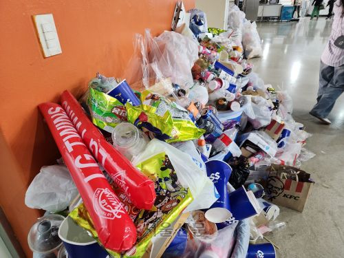 7일 프로야구 경기가 끝난 서울 송파구 잠실야구장 출입구에 야구팬들이 버리고 간 일회용 응원용품과 음식용 다회용기, 맥주캔 등이 뒤섞여 있다.