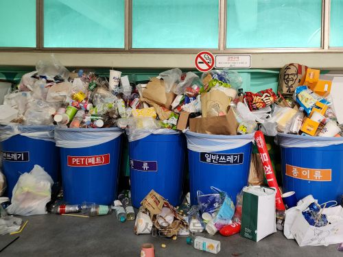 7일 프로야구 경기가 끝난 서울 송파구 잠실야구장에 야구팬들이 버리고 간 일회용 응원용품과 음식용 다회용기, 맥주캔 등이 뒤섞여 쓰레기산이 만들어졌다.