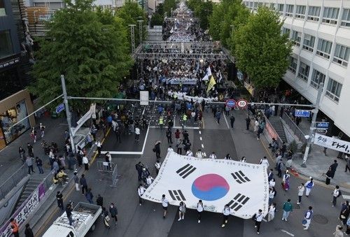 17일 오후 광주시 동구 금남로 일대에서 시민들이 제44주년 5·18민중항쟁기념행사 ‘모두의 오월, 하나되는 오월’ 민주평화대행진을 하고 있다. 연합뉴스