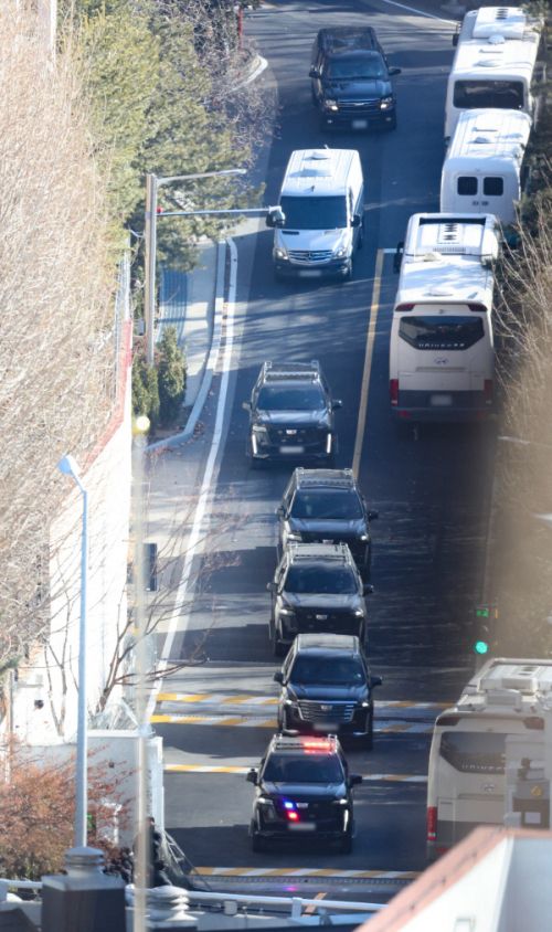 윤석열 대통령이 탄 차량 행렬이 15일 서울 용산구 한남동 대통령 관저에서 과천 공수처로 향하고 있다. 연합뉴스