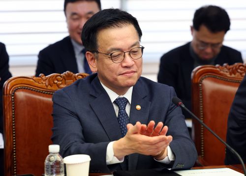 최상목 대통령 권한대행 부총리 겸 기획재정부 장관이 14일 서울 마포구 한국경영자총협회(경총)에서 열린 민생경제점검회의에서 김문수 고용노동부 장관이 발언 뒤 인사하자 박수치고 있다. 대통령실통신사진기자단