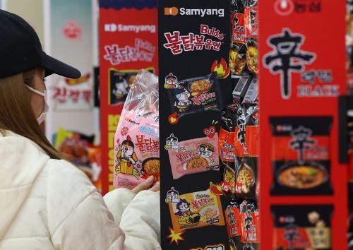 13일 서울 시내의 한 대형마트에서 한 관광객이 라면을 고르는 모습. 연합뉴스
