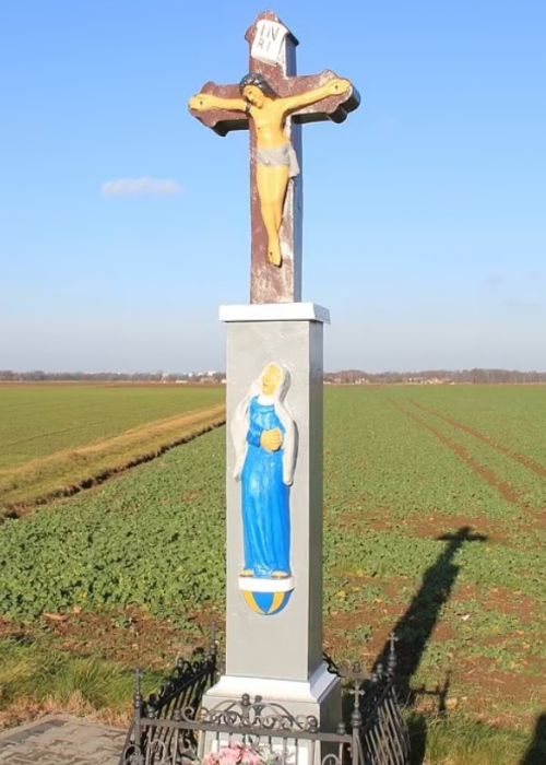 폴란드 남부에 있는 작은 마을인 스투지온카 입구에 있던 예수와 성모마리아 조각상이 엉터리로 복원돼 주민들의 분노가 쏟아졌다.