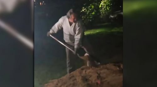 한 남성이 아르헨티나 산루이스에 있는 자신의 집 정원에 장모 시신을 묻고 있다. 출처=영상 캡처