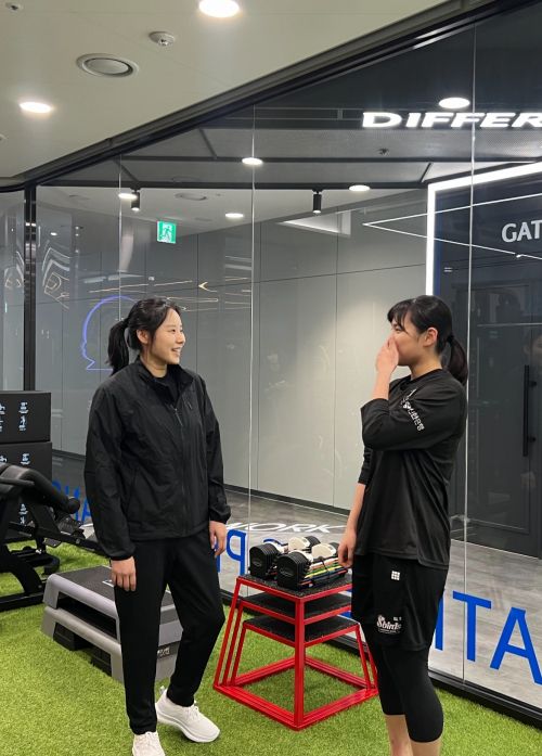 최윤아(왼쪽) 인천 신한은행 신임 감독이 지난달 28일 용인 구단훈련장에서 선수단과 첫 상견례를 마치고 허유정과 대화하고 있다.  인천 신한은행 제공