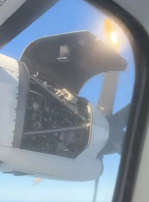 현지시간으로 16일 오전 대만 가오슝 국제공항을 출발해 진먼으로 향하던 대만 만다린항공의 항공편 AE301 비행기가 엔진 커버가 열리는 사고로 긴급 회항했다. 더 선 제공 영상 캡처