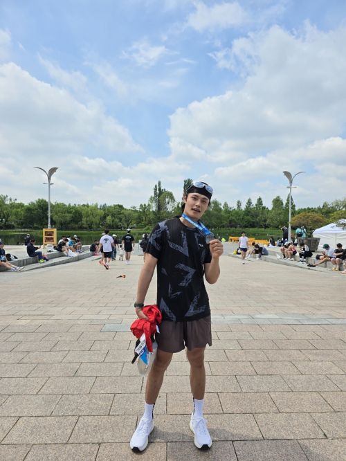 2025 서울신문 하프마라톤이 열린 17일 서울 마포구 상암 평화의공원 평화광장에서 모델 정혁이 완주메달을 손에 들고 포즈를 취하고 있다. 유규상 기자