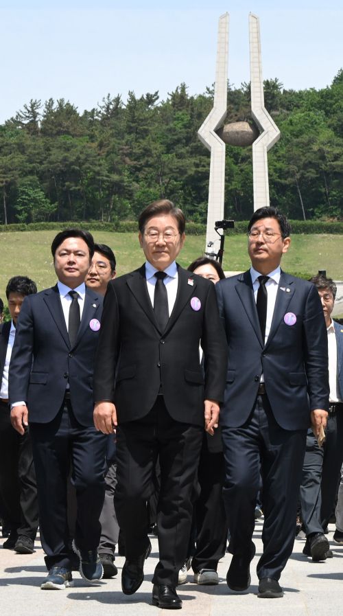 5·18 기념식 참석 마치고 나서는 이재명 - 이재명 더불어민주당 대선 후보가 18일 광주 북구 국립5·18민주묘지에서 열린 ‘제45주기 5·18 민주화운동기념식’에 참석한 뒤 묘역을 떠나고 있다. 2025.5.18 국회사진취재단