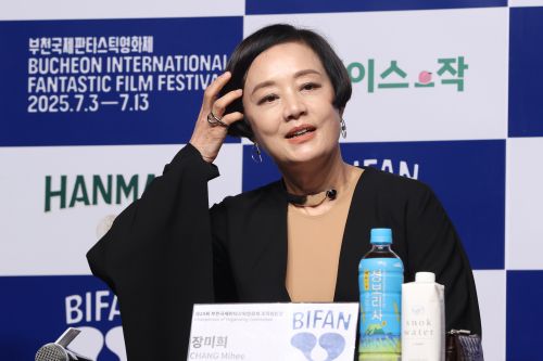 머리 넘기는 장미희 조직위원장 - 지난 10일 ‘제29회 부천국제판타스틱영화제 공식 기자회견’에 나선 장미희 조직위원장. 연합뉴스