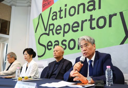 박인건(맨 오른쪽) 국립극장장이 9일 서울 중구 한국프레스센터에서 열린 2025-2026 국립극장 레퍼토리시즌 기자간담회에서 프로그램을 소개하고 있다. 박 극장장 왼쪽부터 송승환 배우, 유은선 국립창극단 단장, 채지성 국립국악관현악단 단장. 뉴시스