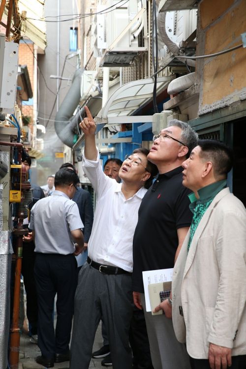 정문헌(오른쪽 세 번째) 서울 종로구청장이 직원과 함께 돈의동 쪽방 지역 폭염 대비 현장을 점검하고 있다. 종로구 제공