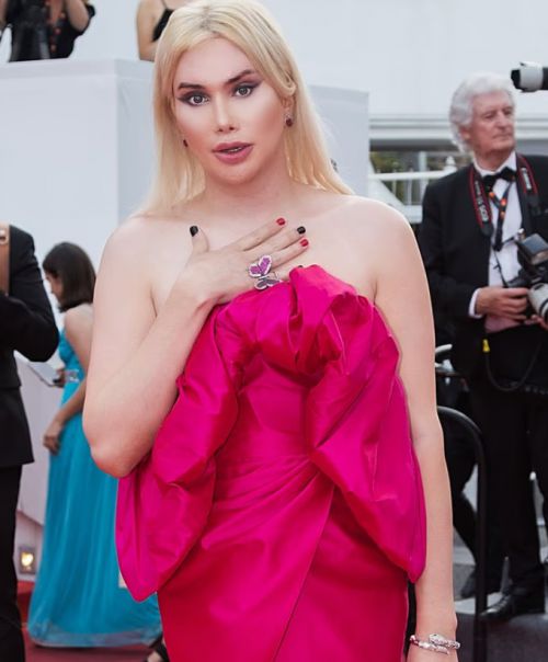 한국의 여성 아이돌 스타처럼 보이기 위해 무려 70만 달러를 쓰고 32차례의 성형 수술을 받은 영국 남성 올리 런던(35)이 성전환을 한 이후의 모습. 데일리메일 제공