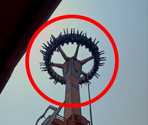 지난 5월 28일 중국 저장성의 한 놀이기구가 운행 중 갑자기 멈춰 선 모습