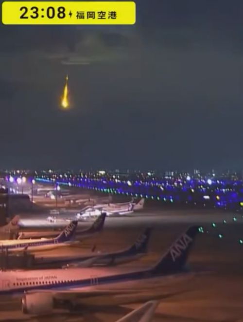 19일 일본 긴키·시코쿠·규슈 지방 등 서일본 지역 상공에서 유성 중에서도 특히 밝게 빛나는 ‘화구’로 추정되는 물체가 떨어졌다. 사진은 19일 오후 11시 8분쯤 후쿠오카공항에서 목격된 화구 추정 물체의 모습. KBC뉴스 라이브카메라 캡처